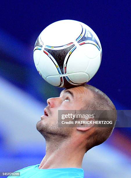 Dutch midfielder Wesley Sneijder eyes the ball during a training session at the Metalist stadium in Kharkiv, on June 8, 2012 during the Euro 2012...