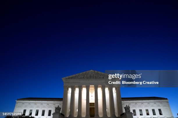 the u.s. supreme court building - oberster gerichtshof der vereinigten staaten stock-fotos und bilder
