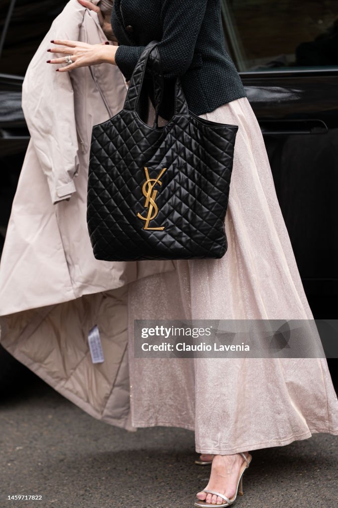 Street Style - Paris Fashion Week - Haute Couture Spring Summer : Day Three