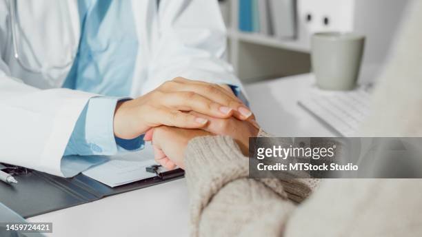close up of young asian woman doctors talking with the patient about mental health, for recover wellbeing and be a healthy lifestyle in health clinic. medical health care. - missing emotion 個照片及圖片檔