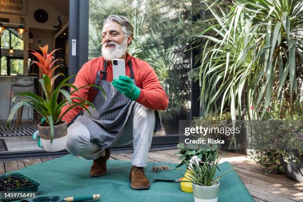 environnementaliste masculin senior avec ses plantes - botaniste photos et images de collection