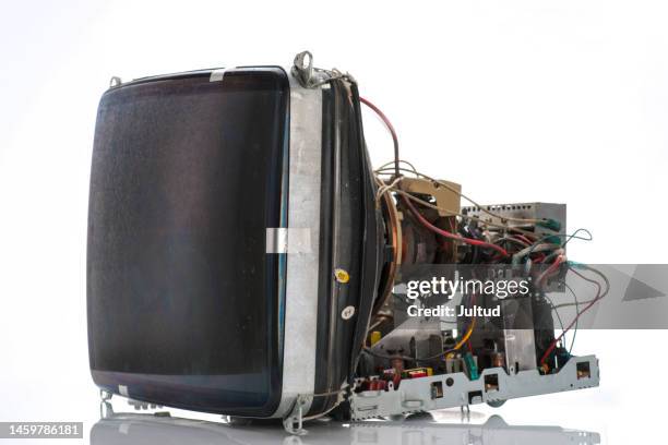 screen of an old cathode ray tube monitor, dismantled. you can see the circuits - elektronisch afval stockfoto's en -beelden