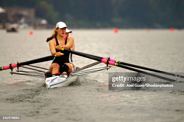 girls sculling - sculling stock-fotos und bilder