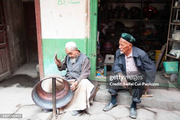 uyghur artisans at old town kashgar - ouïgour photos et images de collection