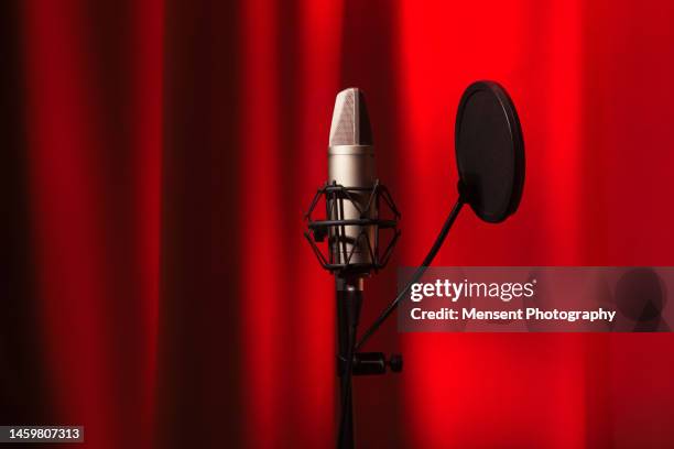 Condenser Microphone Rapper Drama Rapper Photos and Premium High Res Pictures - Getty Images