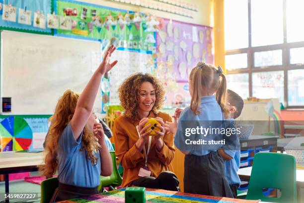 diversión con números - primary school teacher fotografías e imágenes de stock