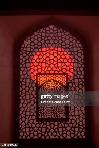 sunrise seen through lattice. - humayun's tomb stock-fotos und bilder