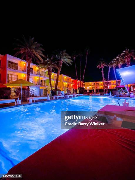 hotel swimming pool at night, palm springs - oeste dos estados unidos imagens e fotografias de stock