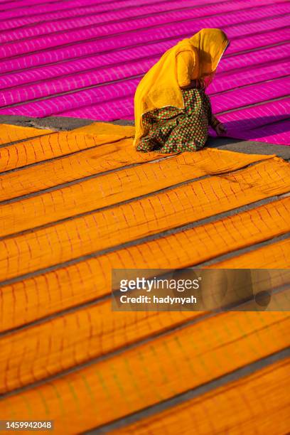 colors of india - woman checking dyed fabrics, rajasthan, india - jodhpur 個照片及圖片檔