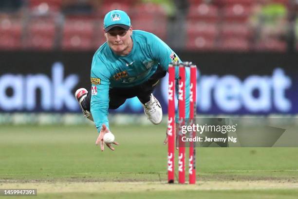 Matt Renshaw of the Heat attempts a diving run out during the Men's Big Bash League match between the Sydney Thunder and the Brisbane Heat at Sydney...