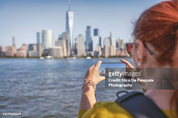 tourist taking pictures of manhattan, new york city, usa - nico de pasquale photography fotografías e imágenes de stock