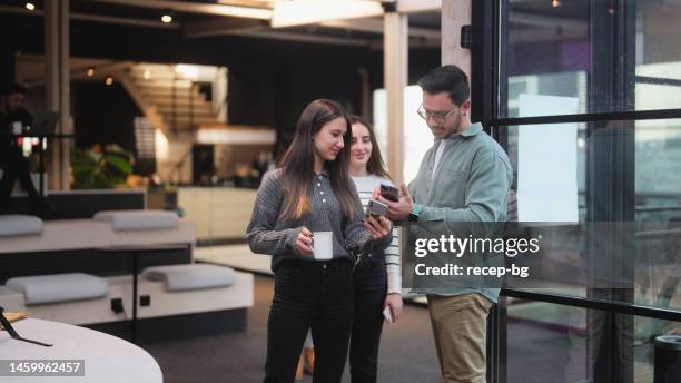 homme d’affaires utilisant un téléphone intelligent pour vérifier le code qr de l’audience pour rejoindre le discours d’affaires - input device photos et images de collection