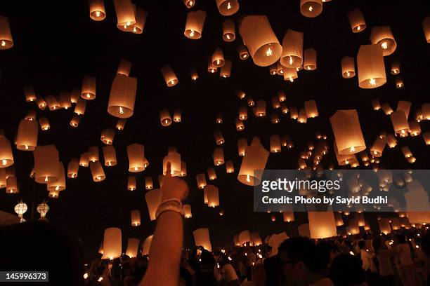 loy krathong festival - floating lanterns stock pictures, royalty-free photos & images