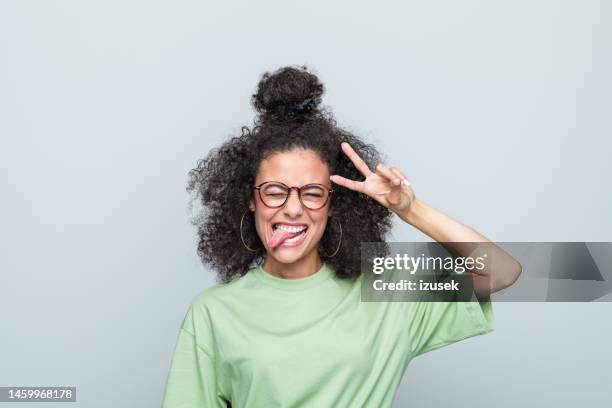 porträt eines fröhlichen jungen frau - peace sign gesture stock-fotos und bilder