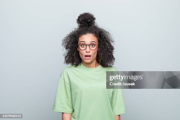 portrait of a surprised young women - surprise gift stockfoto's en -beelden