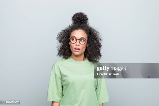 portrait of a surprised young women - confused woman stockfoto's en -beelden