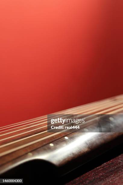 gu zheng. das zheng ist ein traditionelles chinesisches musikinstrument - tympanon stock-fotos und bilder