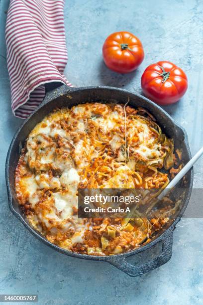 baked pasta  in bolognese sauce - macaroni and cheese stockfoto's en -beelden