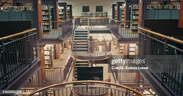 bibliothèque universitaire, livres et intérieur de la pièce vide avec escaliers ou marches sur le campus universitaire. apprentissage, bourses d’études et étagères de livres dans une école vintage pour l’étude, la connaissance et la recherche. - science photo library photos et images de collection