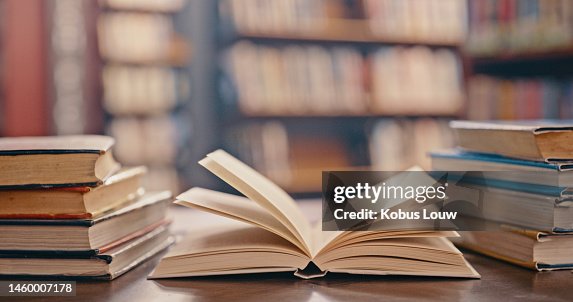 Biblioteca, livros sobre mesa e antecedentes para estudar, aprender e pesquisar em educação, escola ou faculdade. Leitura, filosofia e livro impresso aberto, vintage ou histórico, fundo desfocado da universidade Biblioteca, livros sobre mesa e antecedentes para estudar, aprender e pesquisar em educação, escola ou faculdade. Leitura, filosofia e livro impresso aberto, vintage ou histórico, fundo desfocado da universidade