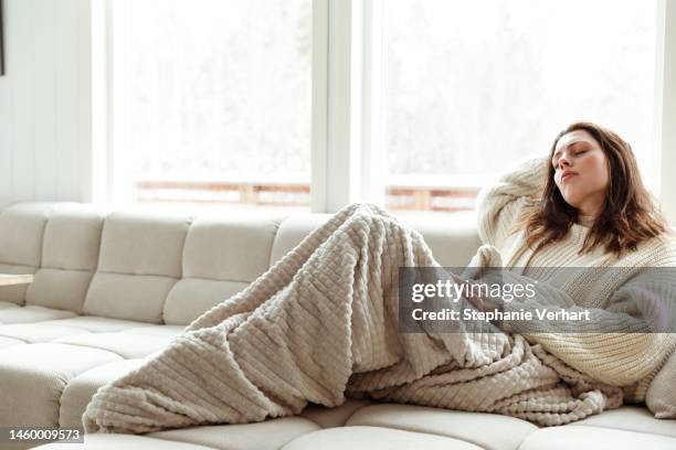 woman with high fever at home - cold woman stockfoto's en -beelden