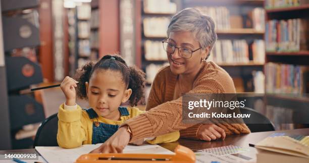 libro, ayudando y senior con el aprendizaje infantil, la enseñanza y la tarea de idiomas, la educación y la biblioteca. desarrollo creativo, jardín de infantes y apoyo a la escritura de personas, abuela o maestra con niño - mature coach fotografías e imágenes de stock