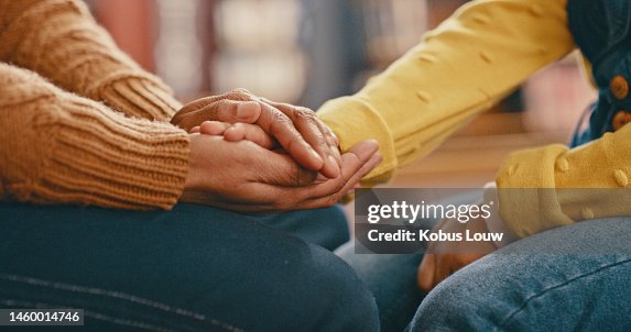 Manos, amor y cuidado tocando en apoyo, confianza o unidad para la comunidad, la compasión o la comprensión. Personas tomadas de la mano en respeto por la pérdida, el afecto o la pasión por escuchar, hablar o el tiempo Manos, amor y cuidado tocando en apoyo, confianza o unidad para la comunidad, la compasión o la comprensión. Personas tomadas de la mano en respeto por la pérdida, el afecto o la pasión por escuchar, hablar o el tiempo