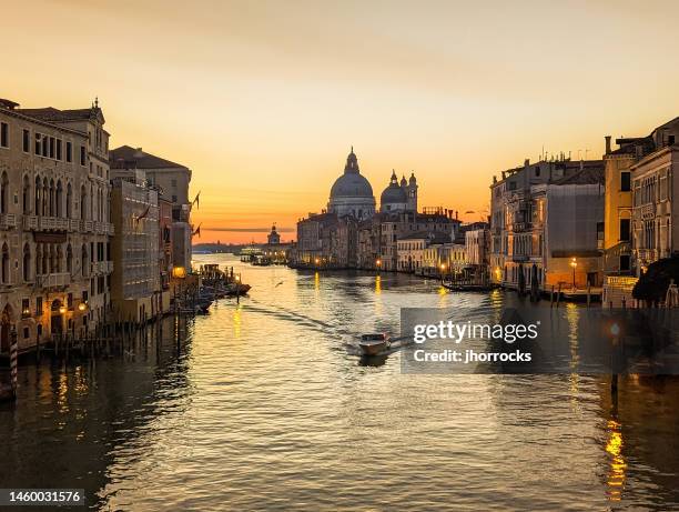 vista del amanecer del gran canal en venecia, italia, - estrecho descripción física fotografías e imágenes de stock