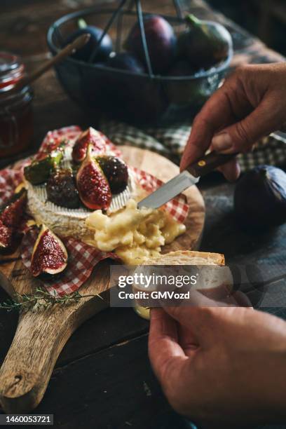 baked camembert cheese with fresh figs - ostbricka bildbanksfoton och bilder