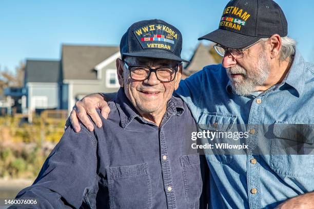 two generation usa military war veteran senior family men - american family stockfoto's en -beelden