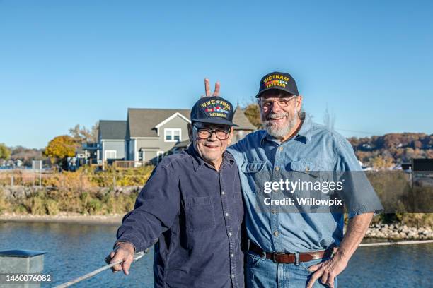 veterano de vietnam de ee.uu. burlándose de un veterano militar de la segunda guerra mundial con orejas de conejo - us veterans day fotografías e imágenes de stock