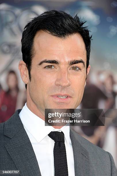 Writer Justin Theroux arrives at the premiere of Warner Bros. Pictures' "Rock of Ages" at Grauman's Chinese Theatre on June 8, 2012 in Hollywood,...