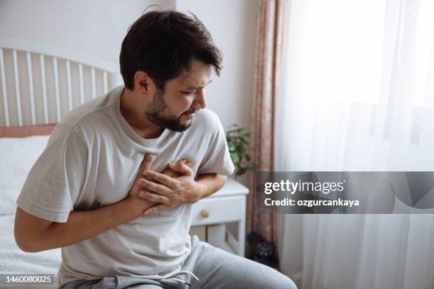 ataque al corazón, hombre con dolor en el pecho que sufre en casa - arritmia cardíaca fotografías e imágenes de stock