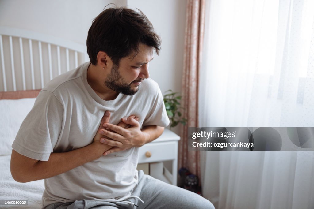 心臓発作、自宅で胸の痛みを抱える男性