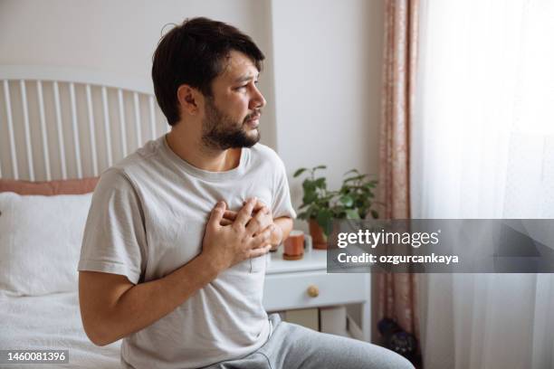 ataque al corazón, hombre con dolor en el pecho sufriendo en casa - miocardio fotografías e imágenes de stock