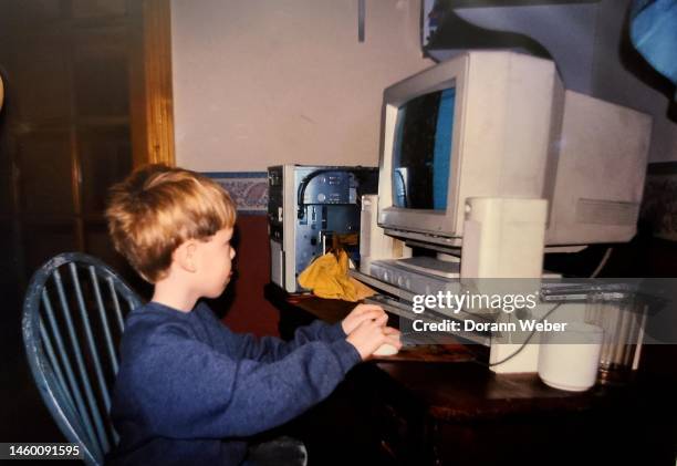 a young male child uses a 1996 computer - 1990 computer photos et images de collection