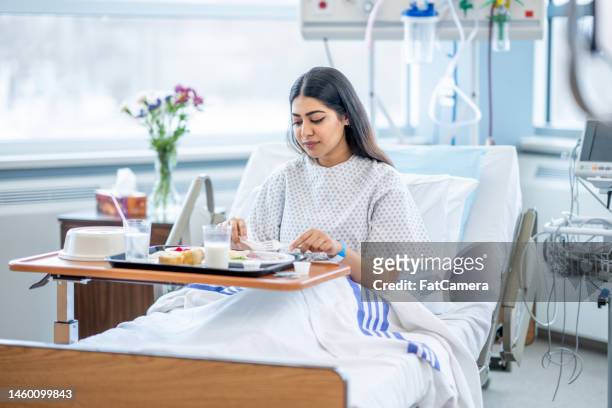 病院で食事をする女性 - 女性患者 ストックフォトと画像