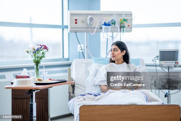 mujer en el hospital - patient in bed fotografías e imágenes de stock