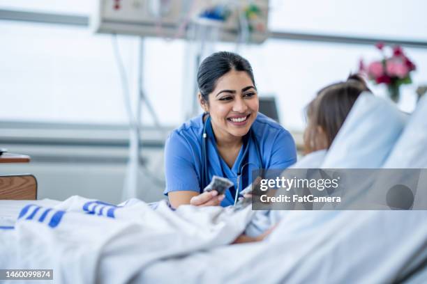 krankenschwester überprüft einen patienten - name tag stock-fotos und bilder