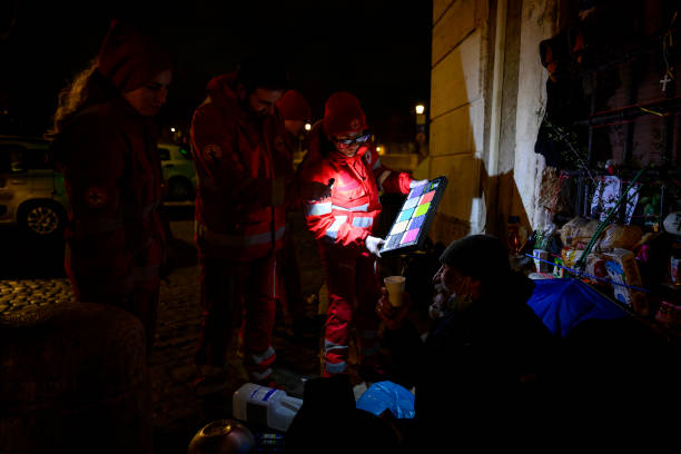 ITA: Italian Red Cross Assists The Homeless During Winter