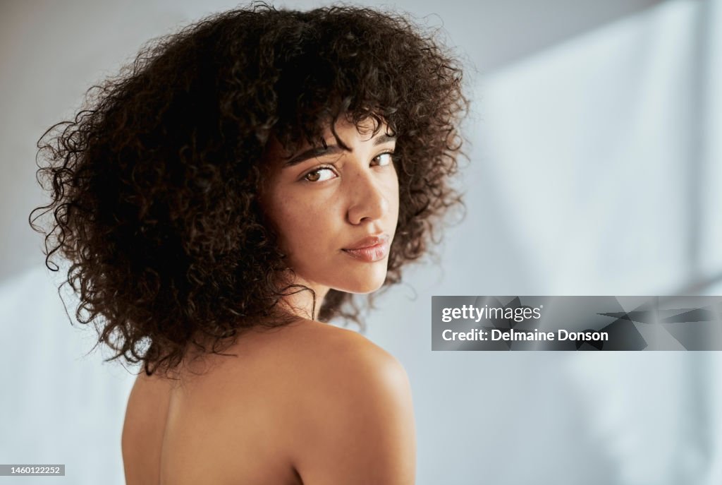 Belleza, cosmética y retrato de mujer negra para bienestar, cuidado corporal y autocuidado sobre fondo blanco. Cuidado de la piel, estética y rostro de niña para una piel natural, sana y radiante para la rutina matutina