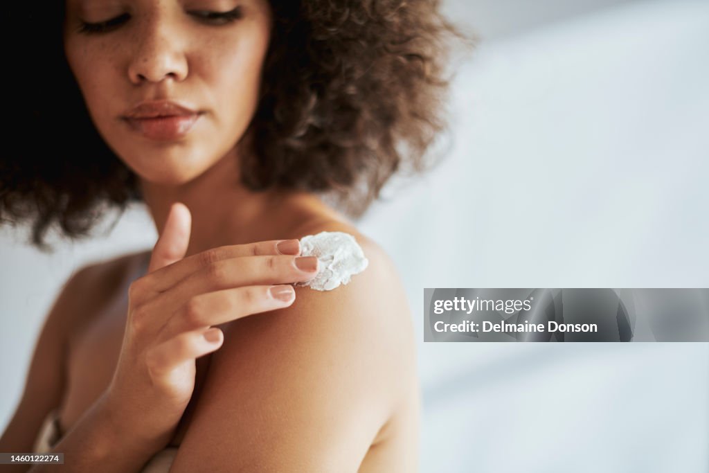 Donna nera, crema e benessere della pelle con crema idratante, cura di sé e iniziare la routine mattutina a casa. Donna, prodotto e pelle per cosmetici, luminosità ed estetica per amor proprio, salute e bellezza in casa