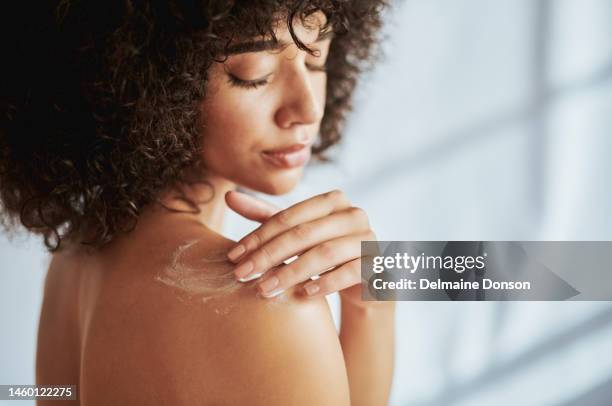 skincare, benessere e schiena della donna con crema per la cura del corpo, dermatologia e cura di sé in bagno. cosmetici, estetica di bellezza e ragazza con lozione, prodotti e crema idratante per una pelle sana - parte del corpo foto e immagini stock