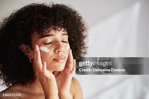 Creme, Feuchtigkeitscreme und Gesicht schwarze Frau in Hautpflege, Schönheit oder Kosmetik Promotion auf weißem Wandhintergrund. Gesichts-, Ruhe- und Gen-Z-Menschen oder Modellotion, Sonnencreme oder Feuchtigkeitscreme für die Hautpflege Creme, Feuchtigkeitscreme und Gesicht schwarze Frau in Hautpflege, Schönheit oder Kosmetik Promotion auf weißem Wandhintergrund. Gesichts-, Ruhe- und Gen-Z-Menschen oder Modellotion, Sonnencreme oder Feuchtigkeitscreme für die Hautpflege