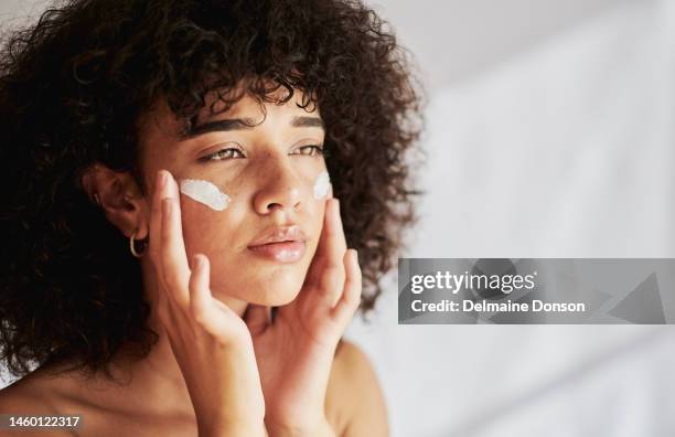 mulher negra, creme de beleza e cuidados com a pele para dermatologia, cosméticos e produto de colágeno. rosto de um modelo de bem-estar em estúdio para brilho da pele, protetor solar e autocuidado maquiagem cosmética facial de luxo - face mask beauty product - fotografias e filmes do acervo