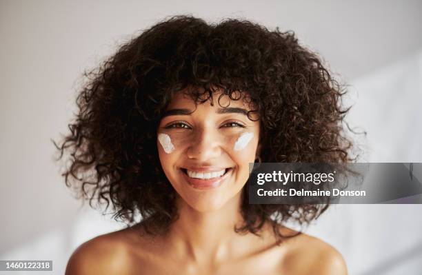 mujer negra, retrato de belleza y crema para el cuidado de la piel o producto cosmético dermatológico. cara y sonrisa de una modelo feliz en el estudio para el brillo de la piel, el cabello natural y el cuidado personal loción cosmética de colágeno fa - clearing products fotografías e imágenes de stock