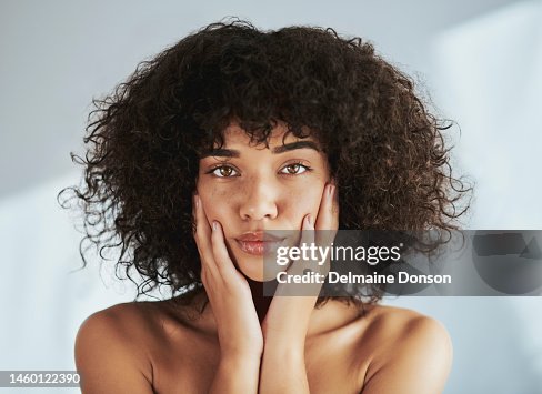 Retrato, belleza y facial con una mujer negra en el estudio para promover el cuidado o tratamiento natural de la piel. Rostro, piel y bienestar con una atractiva joven tocándose las mejillas para dermatología Retrato, belleza y facial con una mujer negra en el estudio para promover el cuidado o tratamiento natural de la piel. Rostro, piel y bienestar con una atractiva joven tocándose las mejillas para dermatología