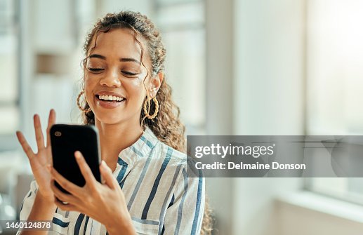 Social Media, Verbindung und Frau, die auf einem Telefon für Kommunikation, App und Chat tippt. Web-, Such- und Unternehmensmitarbeiter, die ein Gespräch auf einem Handy lesen, Networking und SMS auf einer mobilen App Social Media, Verbindung und Frau, die auf einem Telefon für Kommunikation, App und Chat tippt. Web-, Such- und Unternehmensmitarbeiter, die ein Gespräch auf einem Handy lesen, Networking und SMS auf einer mobilen App