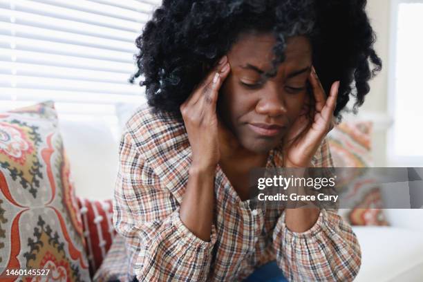 Black Woman Head In Hands Fotograf as E Im genes De Stock Getty Images black-woman-head-in-hands-fotograf-as-e-im-genes-de-stock-getty-images