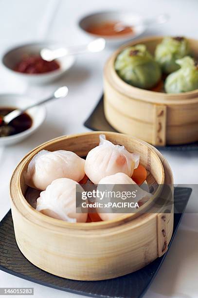 steamed har gow or shrimp dumpling - al vapor fotografías e imágenes de stock